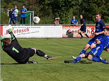 FC Mitwitz - TSV Ebensfeld: Marc Hofmann (rechts) schaltet am schnellsten, als der Ball nach einem Freistoß in den Ebensfelder Fünfmeterraum abprallt, und überwindet Gästetorwart Heiko Brückner zum 1:2-Zwischenstand. Foto: Heinrich Weiß