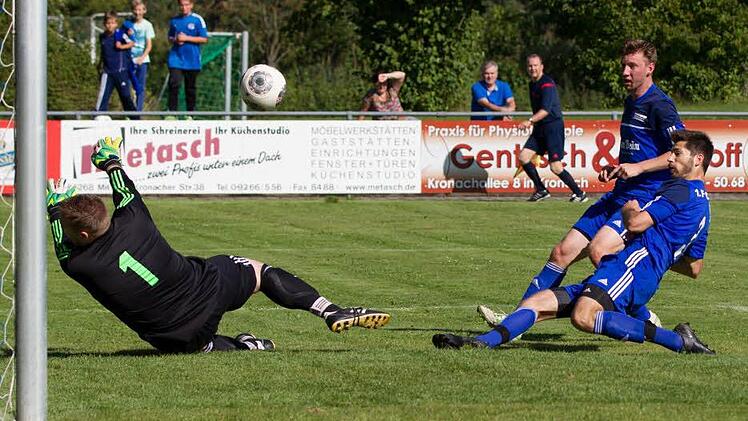 FC Mitwitz - TSV Ebensfeld: Marc Hofmann (rechts) schaltet am schnellsten, als der Ball nach einem Freistoß in den Ebensfelder Fünfmeterraum abprallt, und überwindet Gästetorwart Heiko Brückner zum 1:2-Zwischenstand. Foto: Heinrich Weiß