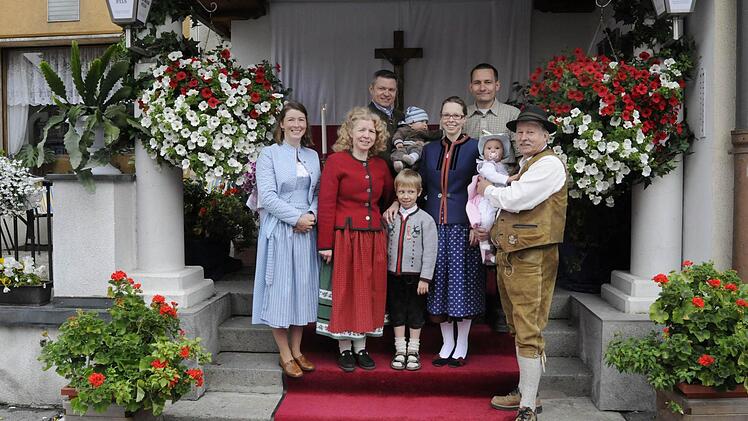 Die Meyers heute (von links): Tochter Denise, Nicole, Schwiegersohn Alexander mit Paul, Niklas, Tochter Myriam und Mann Steffen, Gerhard Meyer mit Madeleine.  Foto: Privat