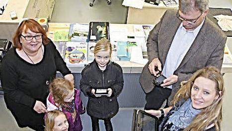 Mit Tablets, E-Reader, Smartphone und PC können künftig Nutzer über das "KOMM" in Untermerzbach Medien herunterladen und darin schmökern. Beim "Startschuss" am Freitagnachmittag nahmen schon mal (von rechts) Christine Lieb, Bürgermeister Helmut Dietz und die Kids, Jule, Mia und Jana diese "Spielzeuge" in die Hand. KOMM-Leiterin Ute Morgenroth (links) freut sich auf viele Leser. Foto: Helmut Will