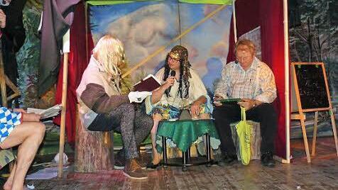 Wahrsagerin Melzeralda (Stephan Melzer) im Zelt beim Interview mit den beiden Reportern (Ludwig Schramm und Manfred Wunder).