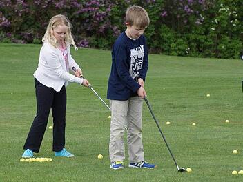 Auch die jüngeren Besucher versuchten sich beim Chippen mit dem kleinen Golfball. Foto: Anton Then