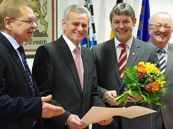 Die Landratsstellvertreter Wolfgang Beiergrößlein (l.), Bernd Steger (r.) und Gerhard Wunder (2. v. r.) dankten Oswald Marr für sein langjähriges Wirken und das freundschaftliche Miteinander. Foto: Marco Meißner