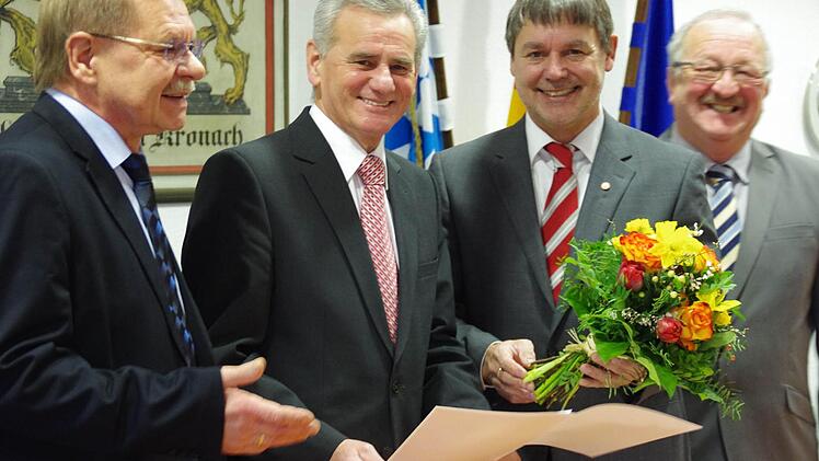 Die Landratsstellvertreter Wolfgang Beiergrößlein (l.), Bernd Steger (r.) und Gerhard Wunder (2. v. r.) dankten Oswald Marr für sein langjähriges Wirken und das freundschaftliche Miteinander. Foto: Marco Meißner