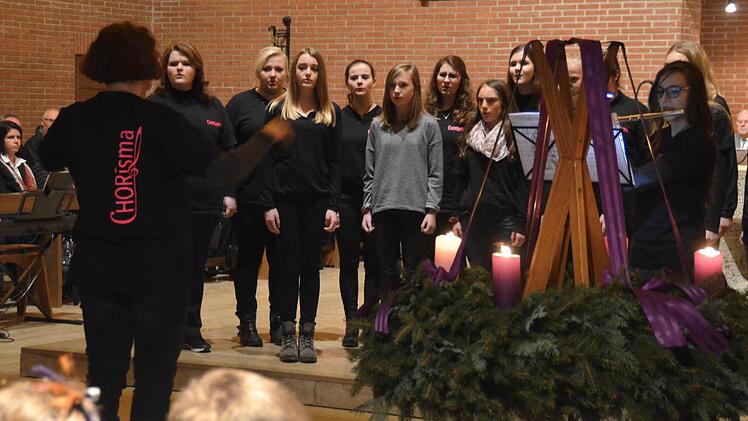 Premiere feierte beim Weihnachtskonzert der Jugendprojektchor Chorisma-Stralsbach unter Leitung von Dirigentin Antje Kopp.  Foto: Kathrin Kupka-Hahn