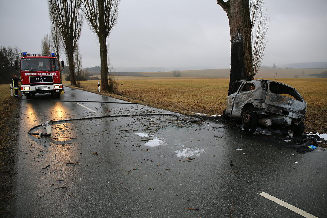 Schwerer Unfall im Kreis Kulmbach - Mann im Fahrzeug verbrannt