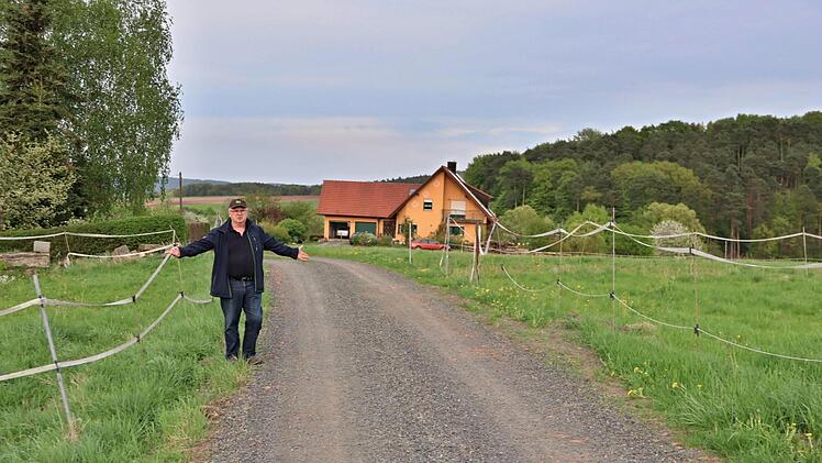 Eine "abgespeckte Bebauung", ab dort, wo Stadtrat Klaus Schineller steht, nach hinten, würde dieser links und rechts des Weges befürworten.Helmut Will