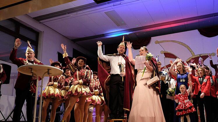 Das Zepter schwangen die närrischen Hoheiten Prinzessin Katharina I und Prinz Alexander I. Sitzungpräsident André Kippes (links) führte durch das Programm. Foto: Gerd Schaar