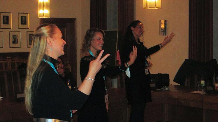 Katja Körpert, Michaela Maack und Christina Scheit (von links), dirigiert von Claudia Abt, zeigten wie ein Lied von einer CD in Gebärdensprache aufbereitet -  auch Nichthörenden verständlich präsentiert werden kann. Foto: Winfried Ehling