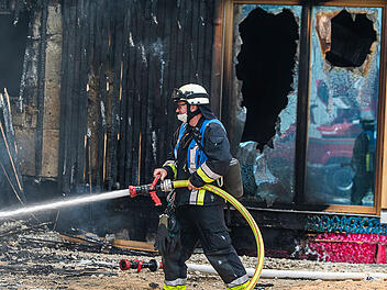 Nürnberger Kita brennt weiterhin: Feuerwehr kündigt drastische Maßnahme an - "kommen da nicht ran" Nürnberger Kita brennt weiterhin: Feuerwehr kündigt drastische Maßnahme an - "kommen da nicht ran"