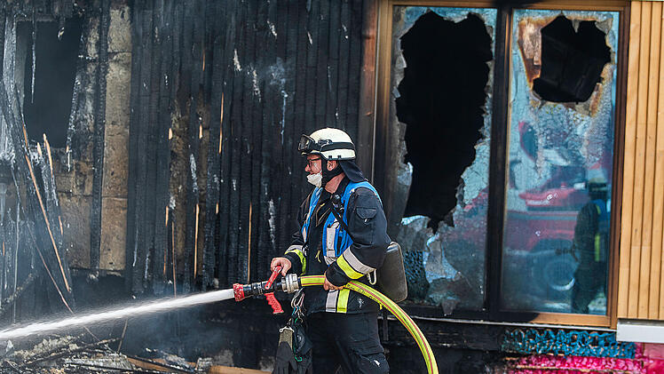Nürnberger Kita brennt weiterhin: Feuerwehr kündigt drastische Maßnahme an - "kommen da nicht ran"