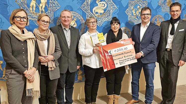 Der Domberg-Freundeskreis spendet 1000 Euro f&uuml;r die kulturelle Bildung des Historischen Museums Bamberg (v.&nbsp;l.): Birgit Kastner, neu gew&auml;hlte Vorstandsvorsitzende Vera Mamerow, Martin P&ouml;hner, Christiane Wendenburg, Eleonora Cagol, scheidender lang...