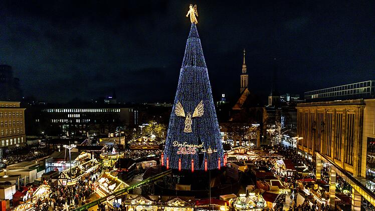Riesiger Weihnachtsbaum auf dem Dortmunder Weihnachtsmarkt