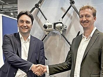 R&eacute;my Triouleyre (l.), Regional-CEO Europa Schaeffler, und Bastien Mancini, CEO von Delair, besiegelten die strategische Partnerschaft.