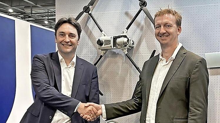 R&eacute;my Triouleyre (l.), Regional-CEO Europa Schaeffler, und Bastien Mancini, CEO von Delair, besiegelten die strategische Partnerschaft.