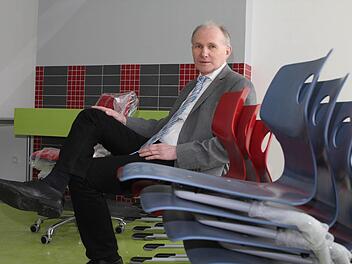 Klaus Morsch, Schulleiter des Frankenwaldgymnasiums, fühlt sich wohl in seinem neuen Kunstsaal. Fotos: Jan Koch
