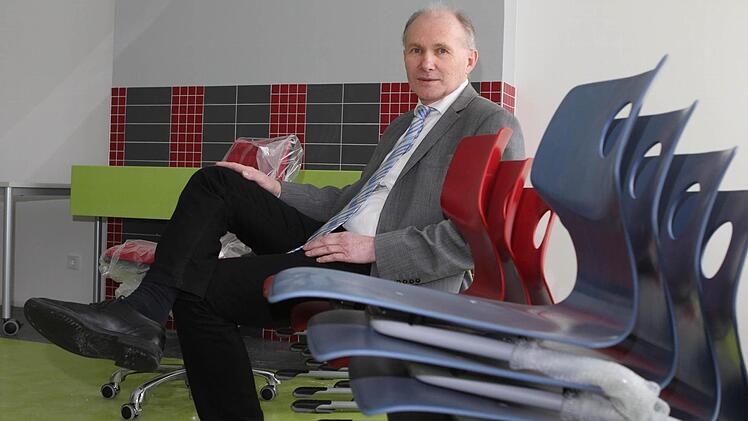 Klaus Morsch, Schulleiter des Frankenwaldgymnasiums, fühlt sich wohl in seinem neuen Kunstsaal. Fotos: Jan Koch