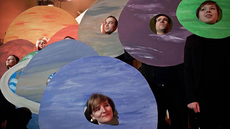 Witzige Choreografie: Mitglieder des Hochschulchors "Klangfänger" mit ihrer Darbietung des "Solar System Songs".