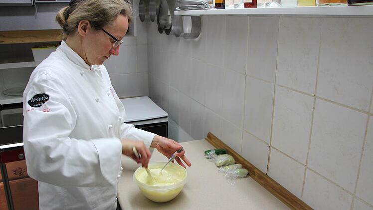 Ein Topf voller Kuvertüre: Das wichtigste ist die richtige Temperatur. Sonst bricht die Schokolade nicht schön. Fotos: sd