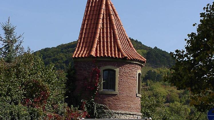 Der Wehrtrum: Er ist eines der markanten historischen Gebäude Euerdorfs. Foto: Bauer