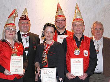 Sie freuen sich über ihre Auszeichnungen beim Ordenfest (von links): Katharina Pankerl (Verdienstorden), Klaus Mültner vom Fasnachtsverband, Wanda Popp (Till von Franken), Matthias Grief (silberne Ehrennadel), Thomas Haubold (goldene Ehrennadel) und Karl-Heinz Müller (silberne Ehrennadel). Foto: Thomas Dill