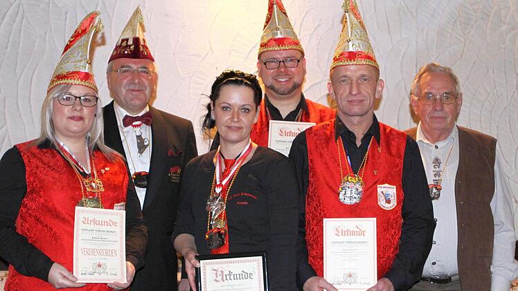 Sie freuen sich über ihre Auszeichnungen beim Ordenfest (von links): Katharina Pankerl (Verdienstorden), Klaus Mültner vom Fasnachtsverband, Wanda Popp (Till von Franken), Matthias Grief (silberne Ehrennadel), Thomas Haubold (goldene Ehrennadel) und Karl-Heinz Müller (silberne Ehrennadel). Foto: Thomas Dill