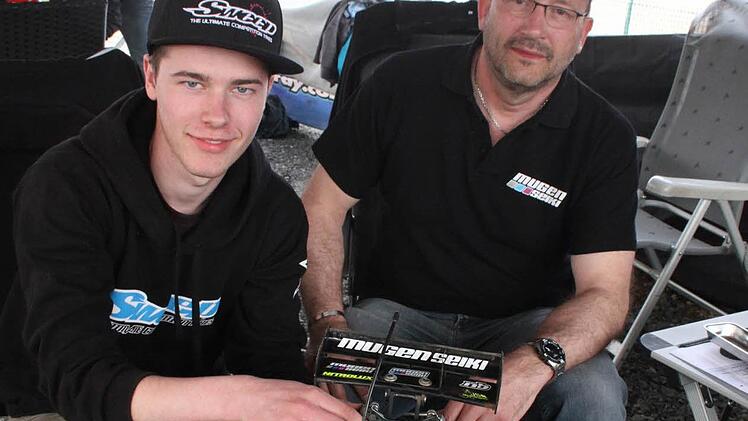 Der 17-jährige Sebastian Winterstein und sein Sponsor Holger Wittek. Foto: Sonja Adam