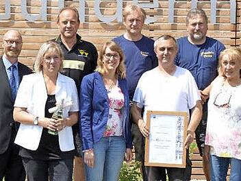 Bei der Mitarbeiterehrung anl&auml;sslich des Sommerfestes der Firma Gundermann (von links): Rainer Kissing, Nora Adam, Bj&ouml;rn Ambos, Dr. Larissa Hammon, Michael Barth, Manfred Knauer, Alfons Dietrich und Seniorchefin Ursula Schmidt-Hammon Foto: Gundermann Weidhausen