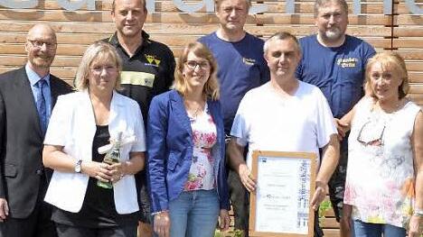 Bei der Mitarbeiterehrung anl&auml;sslich des Sommerfestes der Firma Gundermann (von links): Rainer Kissing, Nora Adam, Bj&ouml;rn Ambos, Dr. Larissa Hammon, Michael Barth, Manfred Knauer, Alfons Dietrich und Seniorchefin Ursula Schmidt-Hammon Foto: Gundermann Weidhausen