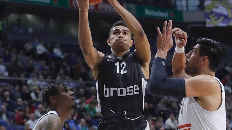 Brose-Aufbauspieler Maodo Lo (M.) setzt sich unter dem Korb gegen Trey Thompkins (l.) und Gustavo Ayon durch. Foto: Juan Carlos Hidalgo/dpa