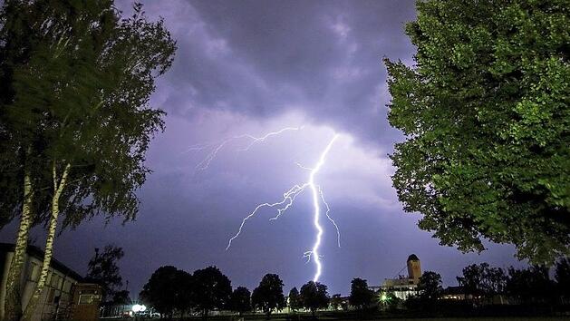 Blitze &uuml;ber einem Ha&szlig;furter Sportgel&auml;nde im Juli 2017.  Foto: Ren&eacute; Ruprecht
