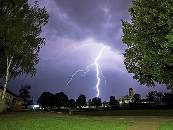 Blitze über einem Haßfurter Sportgelände im Juli 2017.  Foto: René Ruprecht
