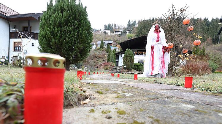 Sich zuprostende Geister, blutige Gestalten und offene Gräber: Sabrina de Groot hat sich einiges einfallen lassen, um ihren Garten in Wilhelmsthal in den zwei Wochen vor Halloween schaurig schön zu gestalten. Foto: Marian Hamacher