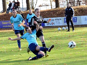TSV Frauenaurach - SC Adelsdorf. Die Heimmannschaft (in türkis) war den Gästen überlegen und gewann verdient mit 4:0. Foto: herzopress