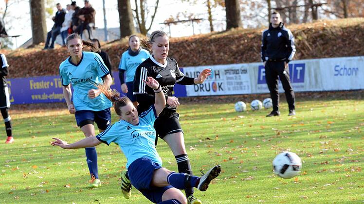 TSV Frauenaurach - SC Adelsdorf. Die Heimmannschaft (in türkis) war den Gästen überlegen und gewann verdient mit 4:0. Foto: herzopress