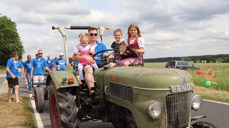 Lenker des alten Fendt ist Markus Lunz, auf dem Schoß Milena, rechts daneben Sophie und Anna mit Steinmarder Herbert.