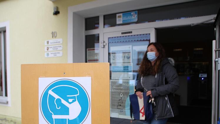 Behördengänge sind erlaubt. Die Landratsamt-Dienststelle in Höchstadt hat geöffnet - natürlich unter strengen Hygiene-Auflagen.  Foto: Andreas Dorsch