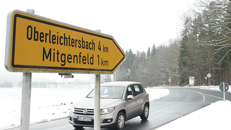 Keine Absperrungen oder Hinweisschilder auf eine Baustelle bei Mitgenfeld stehen seit kurzen an der Kreuzung der KG 32 mit der B286 am Pilster-Parkplatz. Foto: Steffen Standke