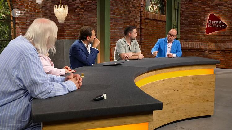 Steve Mandel (links) zahlte am Ende 200 Euro für die Brandy-Flasche.
