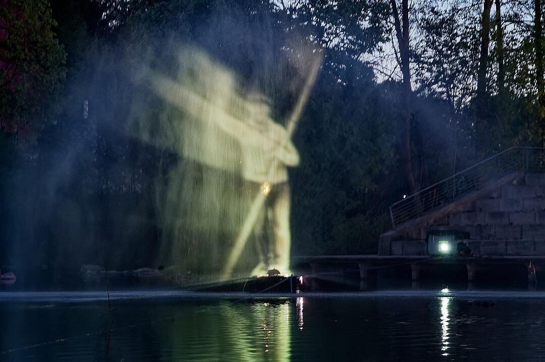 Eine magische Kulisse mit effektvoll platzierter Lichtkunst.