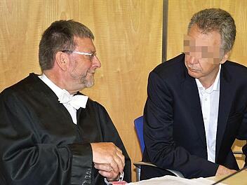 Der Angeklagte Ulrich S. (rechts), hier mit seinem Anwalt Hans-Heinrich Eidt Foto: Ronald Rinklef