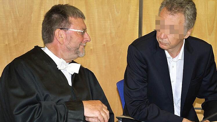 Der Angeklagte Ulrich S. (rechts), hier mit seinem Anwalt Hans-Heinrich Eidt Foto: Ronald Rinklef