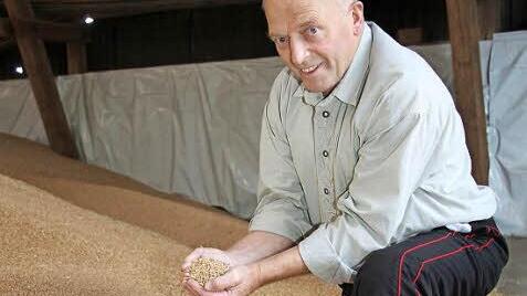 Adolf Hildner setzt auf aktive Preispolitik und lagert das Getreide zunächst ein. Erst wenn die Preise steigen, wird verkauft.