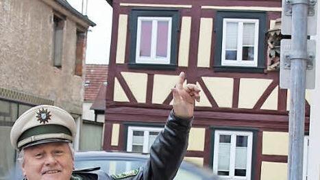 So frei erleben Verkehrsteilnehmer die Kapellenstraße nur selten (Bild oben). Dass aus der Sutte kommend die Vorfahrt beachtet werden muss, hängt mit der dort gültigen Spielstraße zusammen, wie PHK Berthold Schineller zeigt (Bild unten).