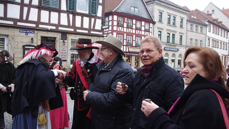 Gisela Lang, Stadthauptmann Walter Schinzel-Lang, Hans Büchner, Bürgermeister Wolfgang Beiergrößlein und Ursula Willenberg freuen sich über den Start in die neue Bauernmarkt-Saison.