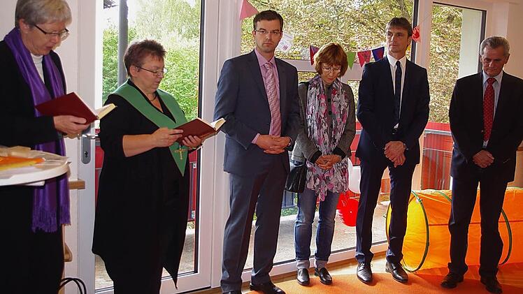 Dekanin Dorothea Richter und Pastoralreferentin Birgitta Staufer-Neubauer (von links) erbaten den Segen Gottes für die Räumlichkeiten. Foto: Heike Schülein