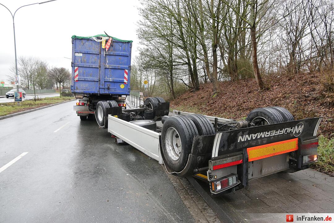 Müll-Laster in Forchheim umgekippt