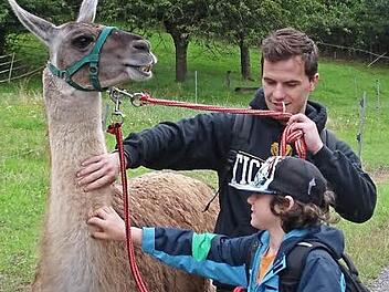 Mit Lamas machten sich Kinder der Lebenshilfe-Einrichtung und Betreuern auf die Tour rund um Goßmannsdorf. Foto: privat