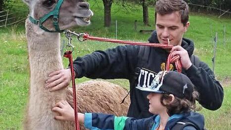 Mit Lamas machten sich Kinder der Lebenshilfe-Einrichtung und Betreuern auf die Tour rund um Goßmannsdorf. Foto: privat
