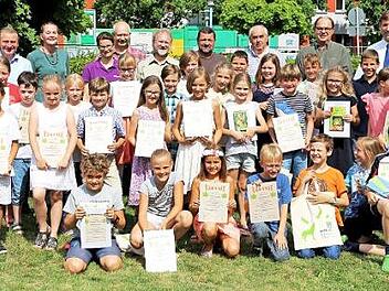 Die geehrten Kinder und hinten (von links) die Verantwortlichen: Ulrich Löhr, Doris Philippi, Susanne Sommersacher, Harald Kopp, Werner Wagner, Konrad Nebel, Hans-Jürgen Dittmann, Gerhard Nagengast, Landrat Hermann Ulm  Foto: Franz Galster